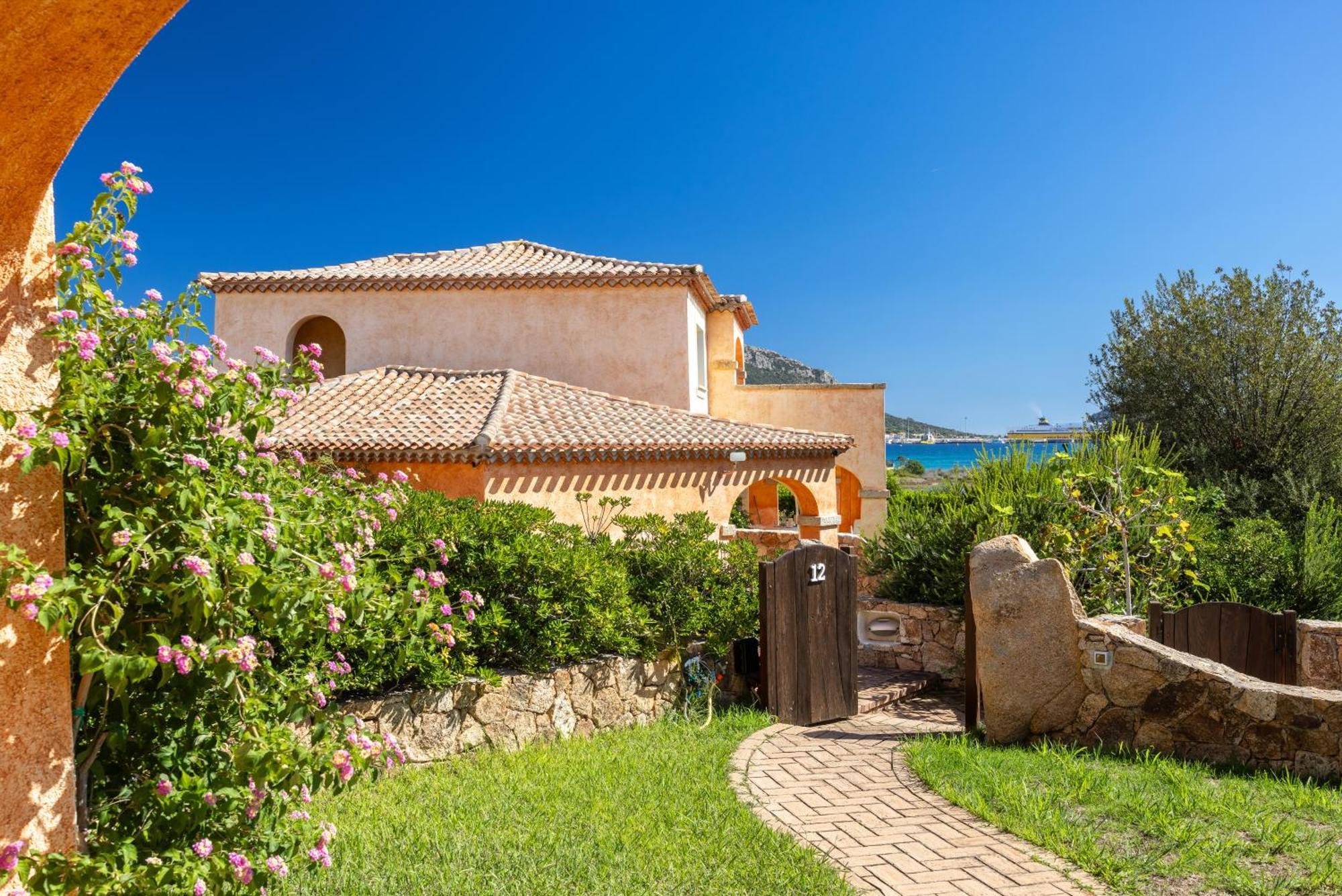 Le Perle Di Golfo Aranci Villa Luaran gambar